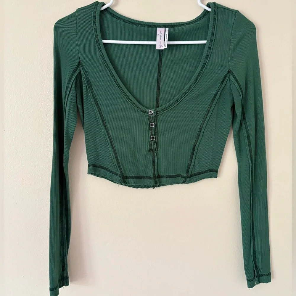 Urban Outfitters Sweet Dreams Long Sleeve Cropped Tee in Holly Green Size Small - Picture 2 of 6